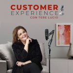 Foto de frente de la Dra. Tere Lucio presentado su programa de Podcast Customer Experience en Español.